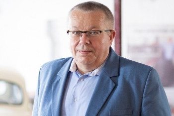 140 poslanců pro diplomacii. Mašek se ptá, co udělala Fialova vláda