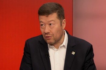 VZP chystá odměny za očkování. Okamura mluví o uplácení