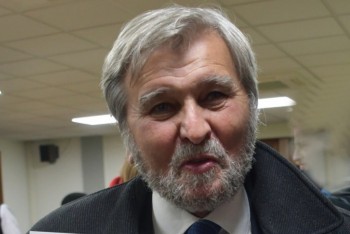 Petr Sak: Závislost