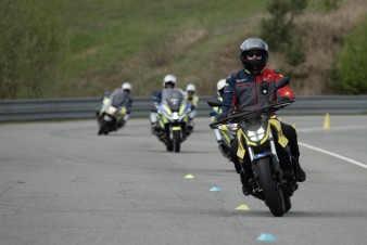 Kurzy „Učme se přežít“ pomáhají motorkářům zvládat reálné situace